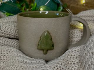 Vánoční hrnek Trees 🌲 #ceramic #ceramicstudio #ceramicsofinstagram #cups #cup #ceramicsart #ceramicsmagazine...